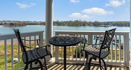 Lakeside Loft |Luxury Penthouse - Restaurants, Community Pool, Massage, and More!