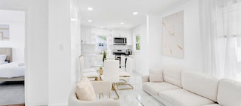Perfect Family Getaway / 5BR Home / 6 Queen Beds / Free Parking