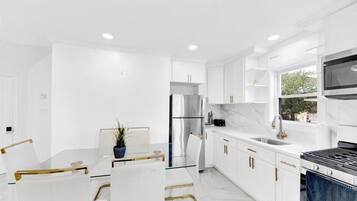 Refrigerador, microondas, horno, placa de cocina