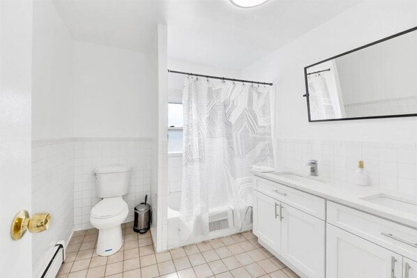 Séchoir à cheveux, bidet, serviettes fournies, savon