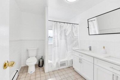 Perfect Family Getaway / 5BR Home / 6 Queen Beds / Free Parking