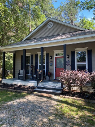 Piece of Peace, Full Home, Quiet, Private, Yet Close to Everything, 3 bed/2 bath