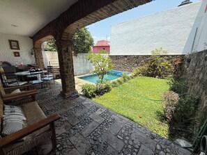Outdoor dining - Beautiful secure home with pool, jacuzzi and BBQ. (Suitable for some pets) (Cuernavaca)