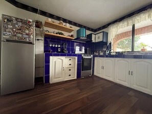 Microwave, oven, stovetop - Beautiful secure home with pool, jacuzzi and BBQ. (Suitable for some pets) (Cuernavaca)