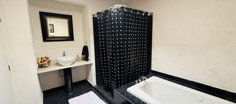 Beautiful secure home with pool, jacuzzi and BBQ. (Suitable for some pets)