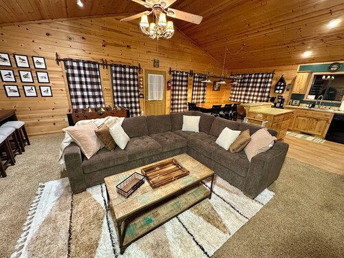 Greer Mountain Cabin: Scenic Deck, Rustic Charm & Stress-Free Parking