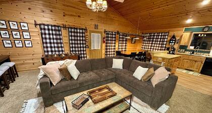 Greer Mountain Cabin: Scenic Deck, Rustic Charm & Stress-Free Parking