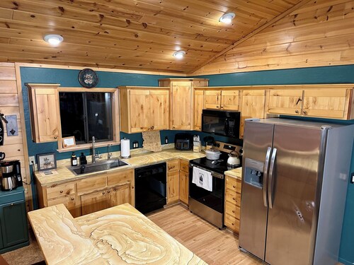 Greer Mountain Cabin: Scenic Deck, Rustic Charm & Stress-Free Parking