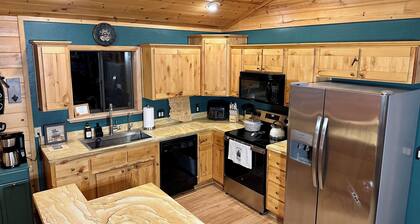 Greer Mountain Cabin: Scenic Deck, Rustic Charm & Stress-Free Parking