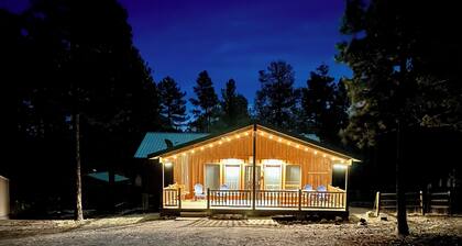 Greer Mountain Cabin: Scenic Deck, Rustic Charm & Stress-Free Parking