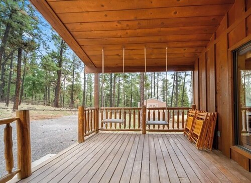Greer Mountain Cabin: Scenic Deck, Rustic Charm & Stress-Free Parking