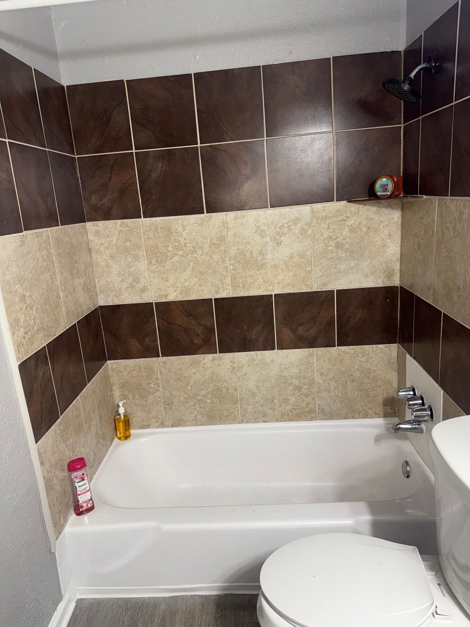Une salle de bain équipée d’une baignoire, de toilettes et d’une douche.