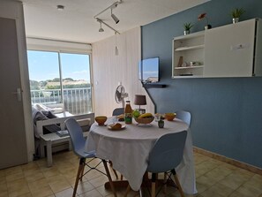 Dining - Two-room apartment with swimming pool (SAINT PIERRE LA  MER)