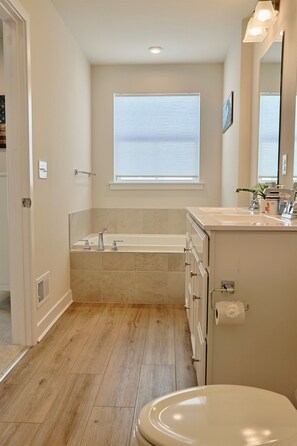 Shower, towels - Bayside Break | Rooftop Deck + Resort Pools & Gym (Berlin)