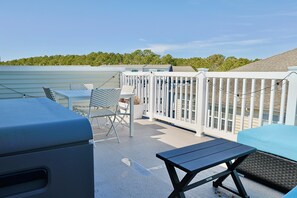 Outdoor dining - Bayside Break | Rooftop Deck + Resort Pools & Gym (Berlin)