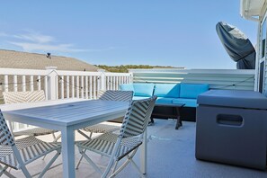 Outdoor dining - Bayside Break | Rooftop Deck + Resort Pools & Gym (Berlin)