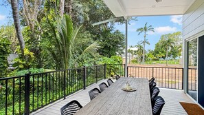 Outdoor dining - Tropic 21 -  Beautifully built tropical home (Picnic Bay)