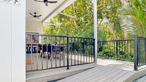 Outdoor dining - Tropic 21 -  Beautifully built tropical home (Picnic Bay)