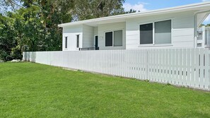 Exterior - Tropic 21 -  Beautifully built tropical home (Picnic Bay)