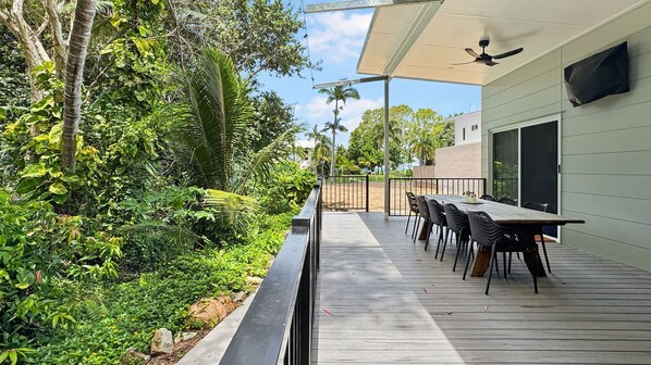 Outdoor dining - Tropic 21 - Beautifully built tropical home (Picnic Bay)
