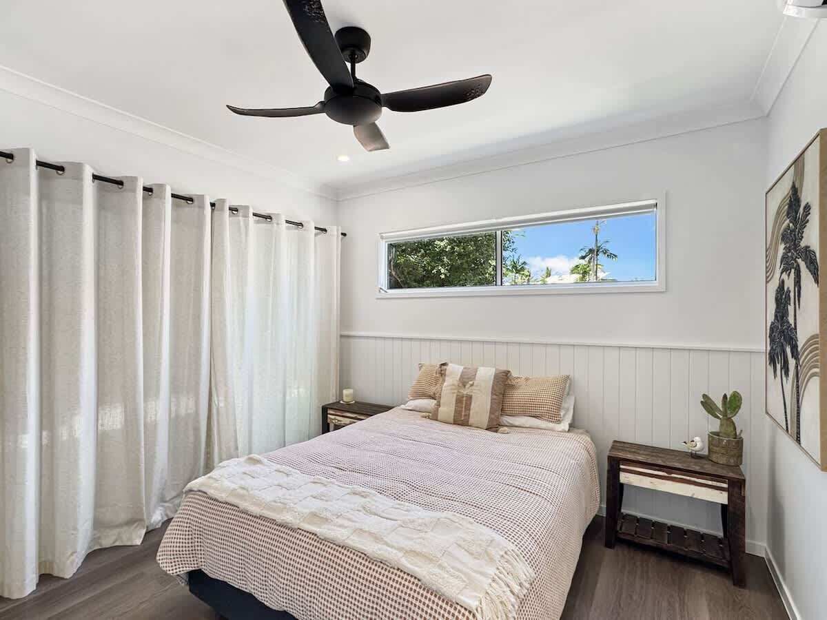 3 bedrooms, iron/ironing board, internet, bed sheets