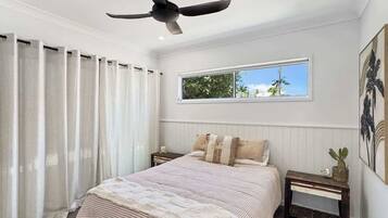 3 bedrooms, iron/ironing board, internet, bed sheets
