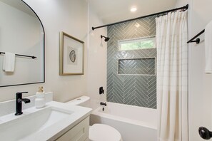 Shower, hair dryer, bidet, towels - World Cup Luxury Stay – Renovated 4BR/4BA Near Atlanta - Sleeps 8+ (Atlanta)