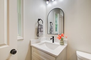 Shower, hair dryer, bidet, towels - World Cup Luxury Stay – Renovated 4BR/4BA Near Atlanta - Sleeps 8+ (Atlanta)