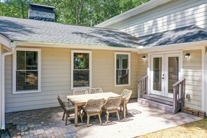 Outdoor dining - World Cup Luxury Stay – Renovated 4BR/4BA Near Atlanta - Sleeps 8+ (Atlanta)