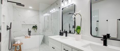 Shower, hair dryer, bidet, towels