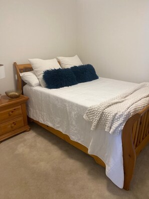4 bedrooms, iron/ironing board, WiFi, bed sheets -  Private lake view 4-BR home in tranquil W Kelowna on Wine Trail- fenced,AC (West Kelowna)