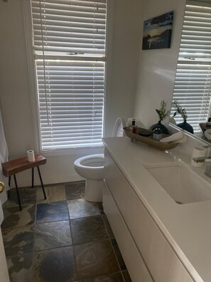 Haartrockner, Handtücher, Seife, Toilettenpapier