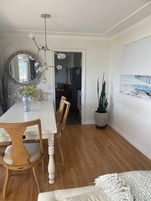 Dining -  Private lake view 4-BR home in tranquil W Kelowna on Wine Trail- fenced,AC (West Kelowna)