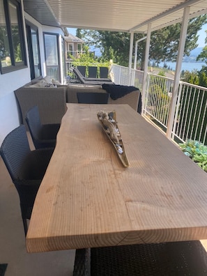 Outdoor dining -  Private lake view 4-BR home in tranquil W Kelowna on Wine Trail- fenced,AC (West Kelowna)