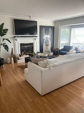 Living area -  Private lake view 4-BR home in tranquil W Kelowna on Wine Trail- fenced,AC (West Kelowna)