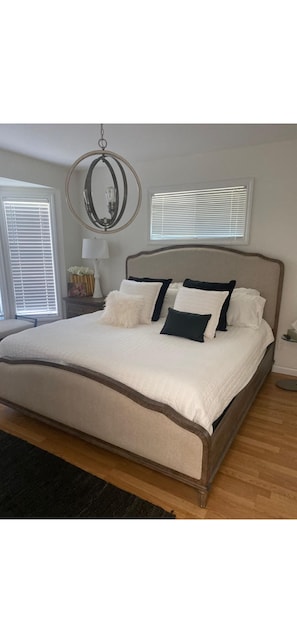 4 bedrooms, iron/ironing board, WiFi, bed sheets -  Private lake view 4-BR home in tranquil W Kelowna on Wine Trail- fenced,AC (West Kelowna)
