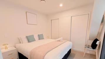 Iron/ironing board, free WiFi, bed sheets
