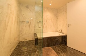 Shower, hair dryer, towels - Victoria's Falls - 2 bed / 2 bath by Victoria Prime! (Victoria)