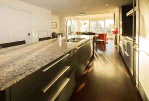 Fridge, microwave, oven, stovetop - Victoria's Falls - 2 bed / 2 bath by Victoria Prime! (Victoria)