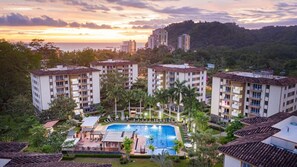 Exterior - Beautiful Costa Linda beach condo, 2 BR/ 2 BA, Pool view (Jacó)