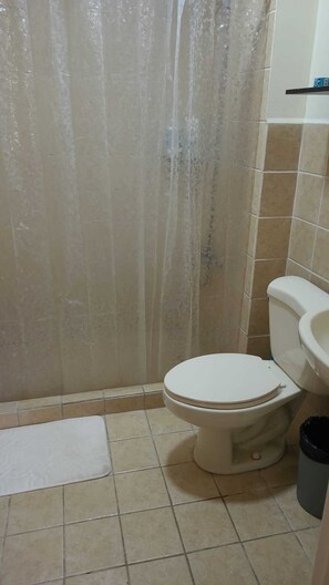 Shower, towels, soap, toilet paper - Beautiful Costa Linda beach condo, 2 BR/ 2 BA, Pool view (Jacó)