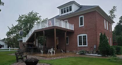 Lovely 5-bedroom house with AC in charming Woodville