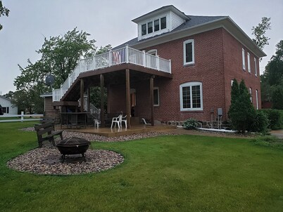 Lovely 5-bedroom house with AC in charming Woodville