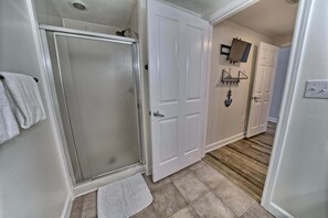 Shower, hair dryer, towels - Sunset Serenity 1302-Gulf Views-Sleeps 6 (Panama City)