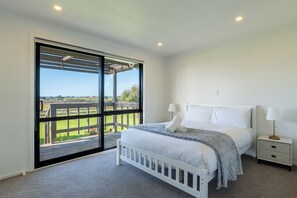 3 habitaciones, tabla de planchar con plancha, wifi y ropa de cama