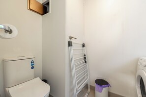 Shower, hair dryer, towels, soap - Charming 3-Bedroom Farm Stay Cabin in Kingseat (Kingseat)