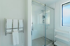 Shower, hair dryer, towels, soap - Charming 3-Bedroom Farm Stay Cabin in Kingseat (Kingseat)