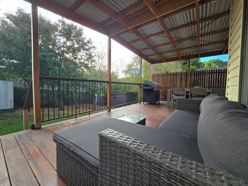 Rosebud Retreat | Modern coastal house 8min walk to the beach.