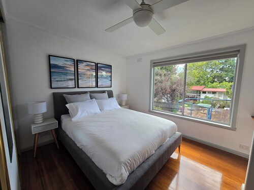 Rosebud Retreat | Modern coastal house 8min walk to the beach.
