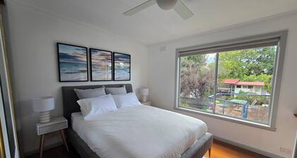 Rosebud Retreat | Modern coastal house 8min walk to the beach.